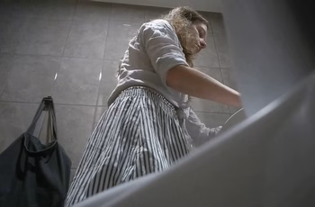 Женщина без трусов писает в туалете на Тверской