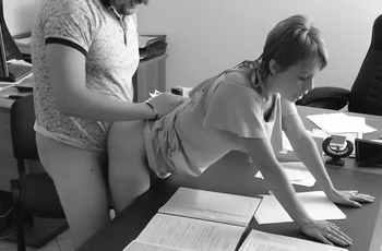 Шеф трахнул свою подчинённую и кончил на её ягодицы