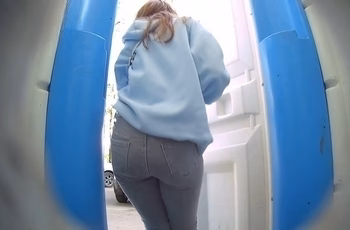 Тайна туалетной кабинки: Интимная съёмка писающей девушки